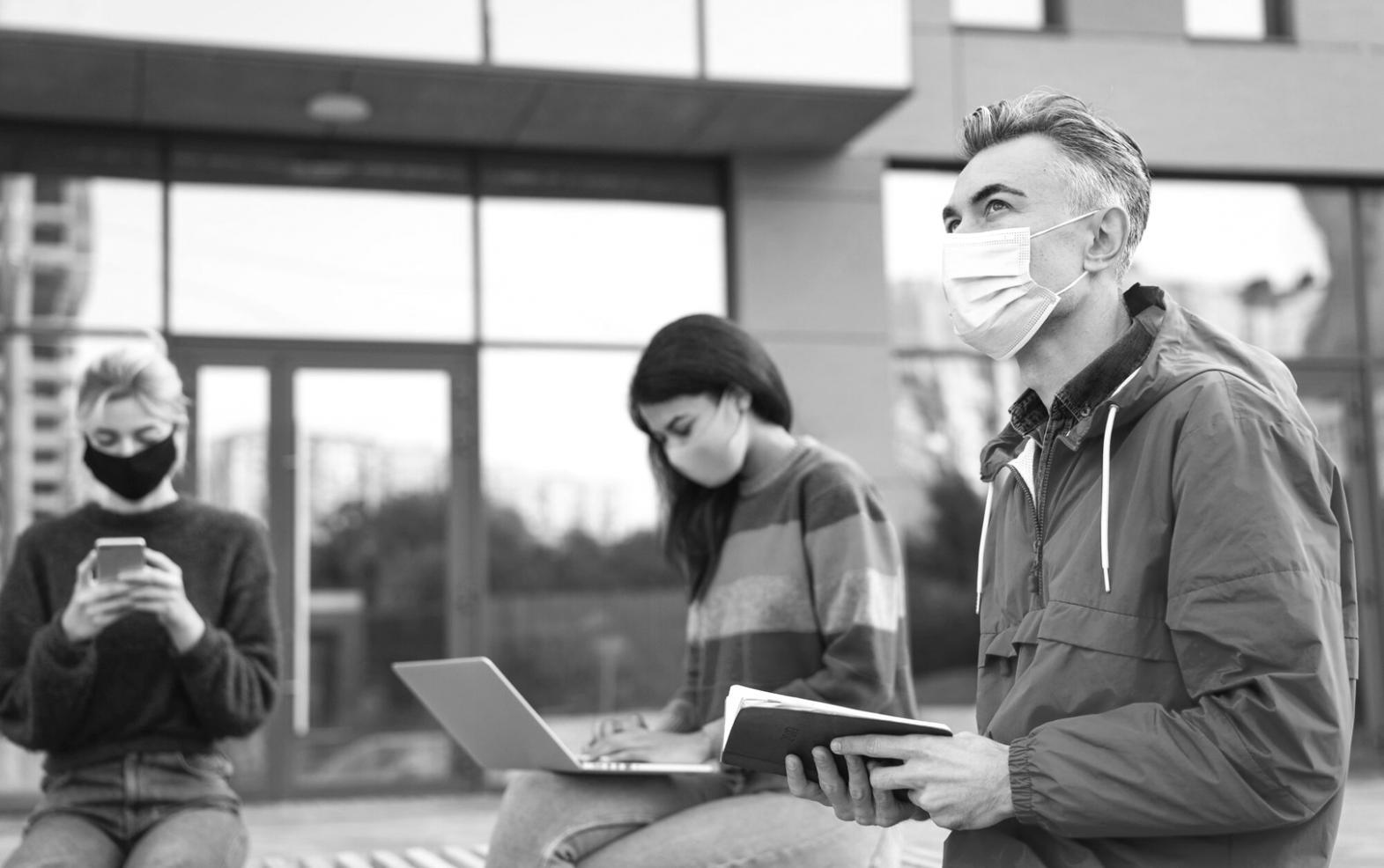 Espace de travail collaboratif avec analyse financière sur écran