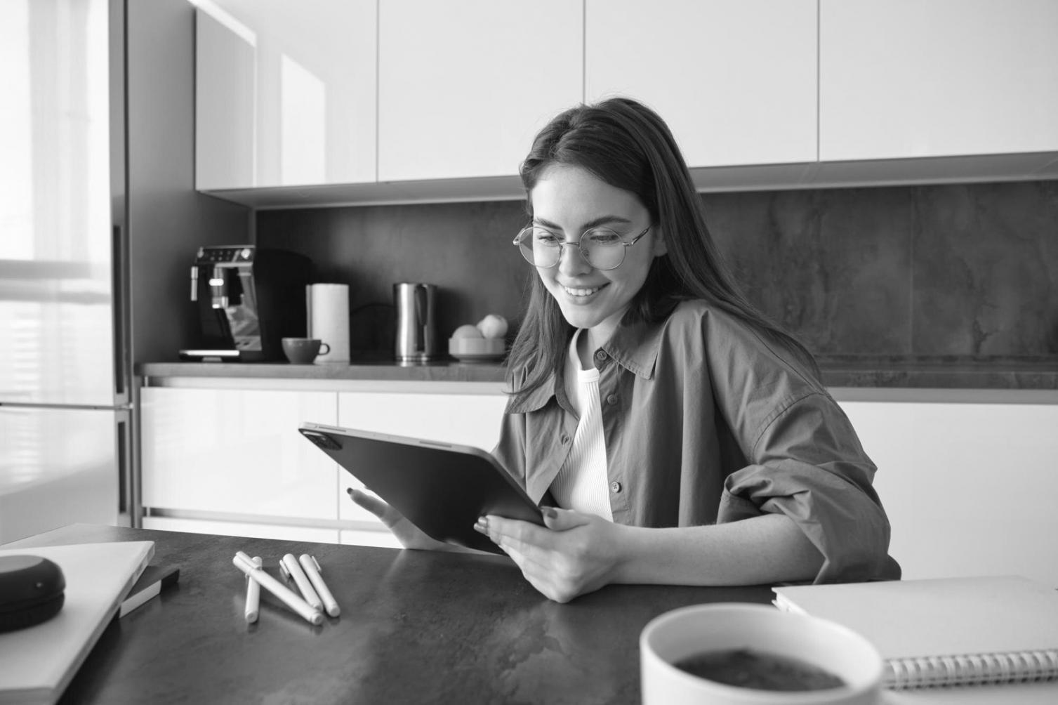 Participant en formation analysant des modèles financiers sur ordinateur