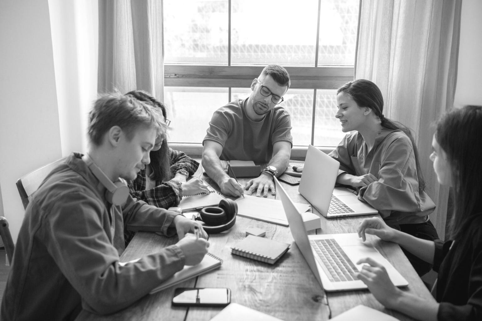 Équipe analysant des scénarios financiers sur grand écran